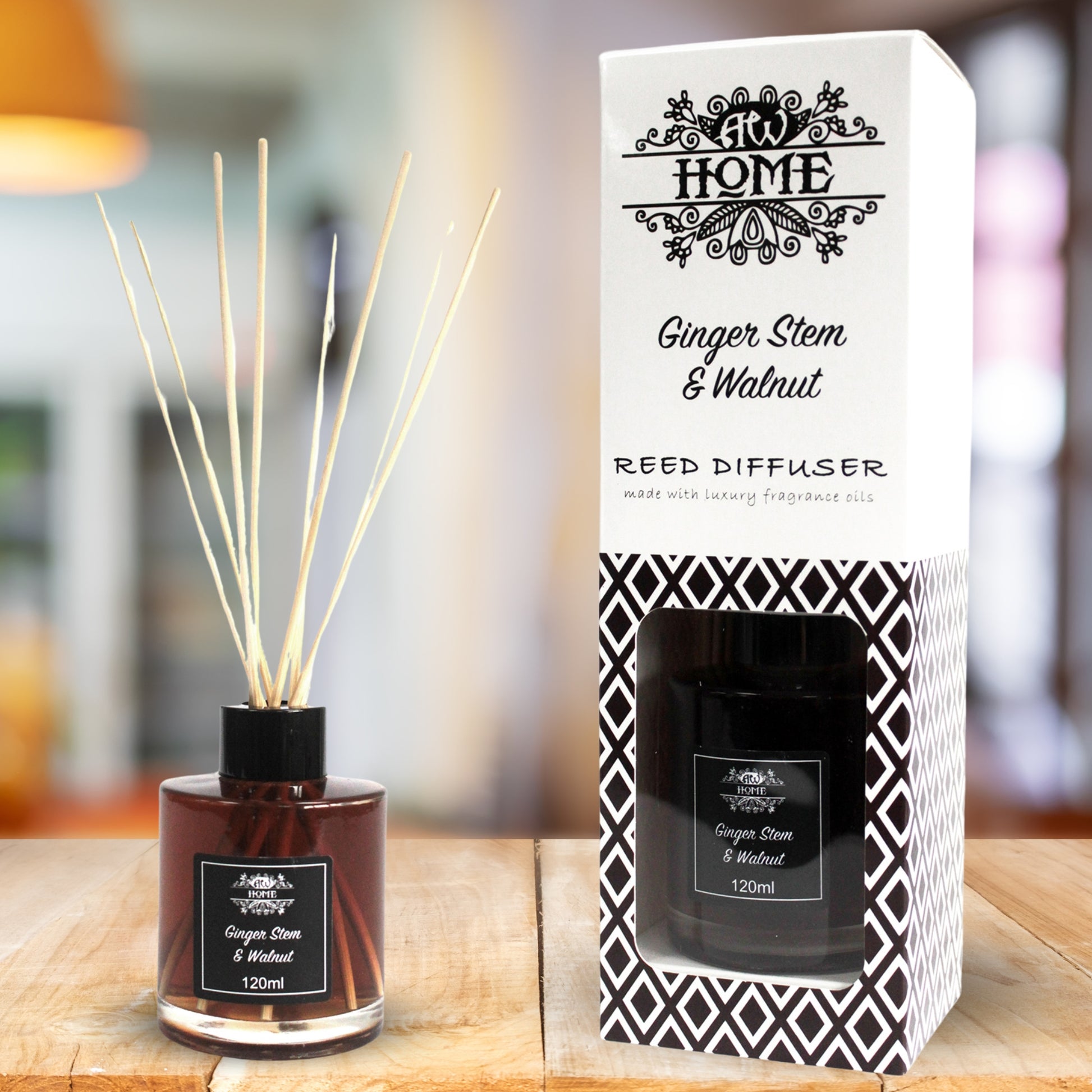 Difusor de varillas 120ml aroma Jengibre y Nuez, frasco sobre mesa de madera con fondo desenfocado, ideal para un ambiente cálido y acogedor.