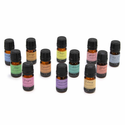 Primer plano de nuestro set de regalo de aceites esenciales. Observa la alta calidad de nuestros aceites y los prácticos cuentagotas para una aplicación precisa. Cada botella de 5ml contiene un aceite esencial diferente, cuidadosamente seleccionado por sus propiedades aromáticas y terapéuticas.