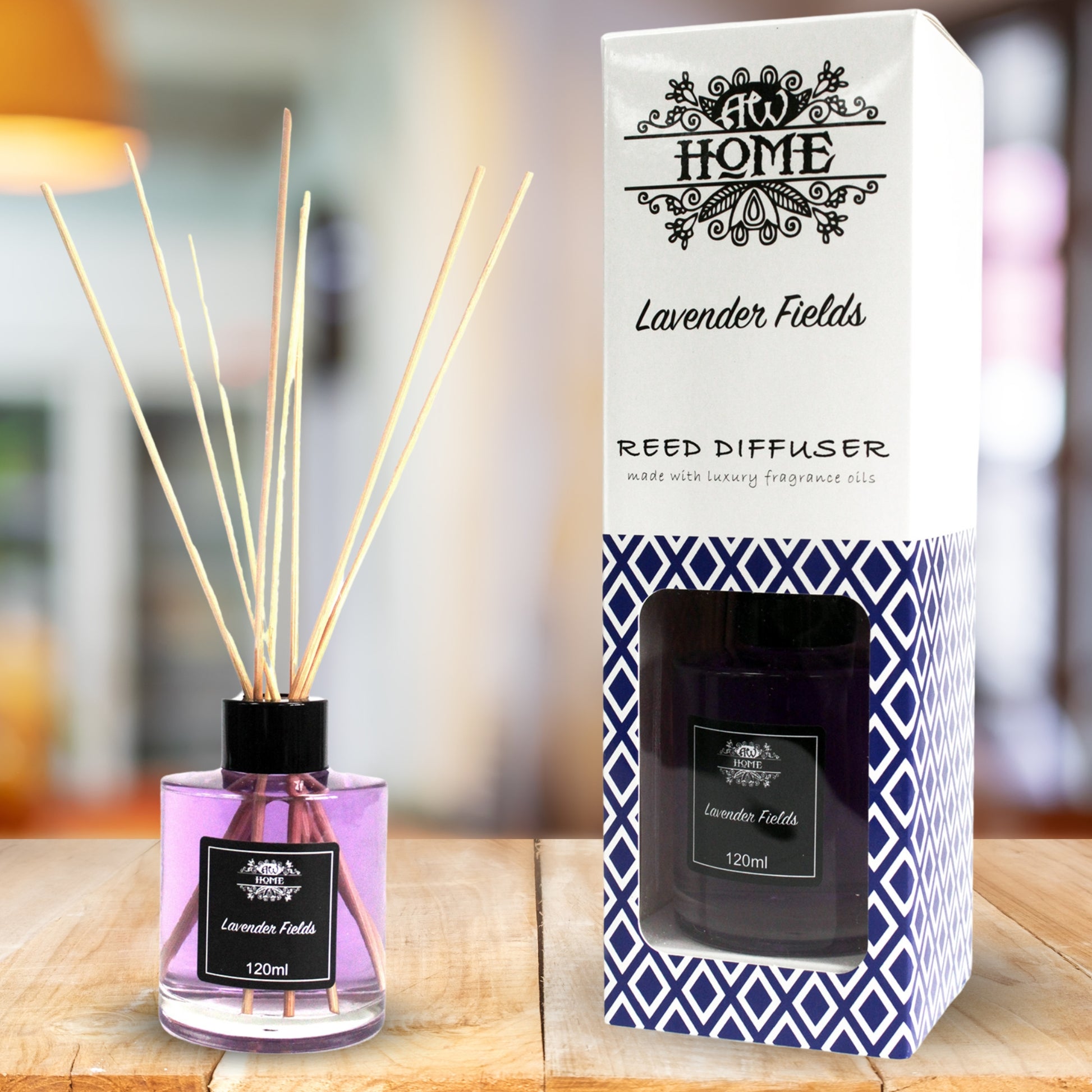 Difusor de varillas 120ml aroma Lavanda, frasco sobre mesa de madera con fondo desenfocado, perfecto para ambientes relajantes y tranquilos.