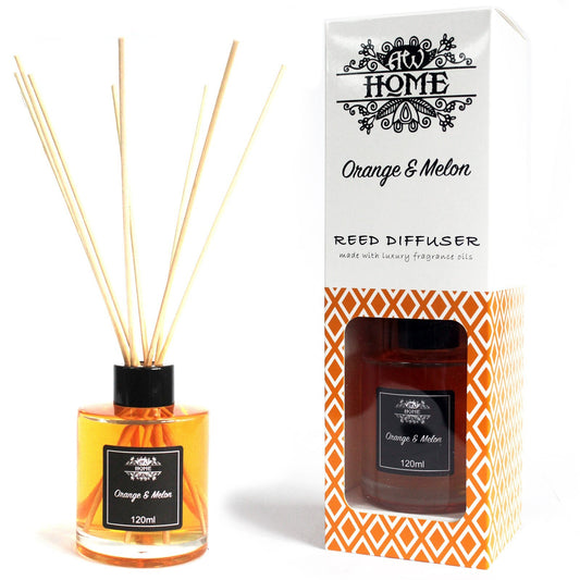 Difusor de varillas 120ml aroma Naranja y Melón, frasco sobre mesa de madera con fondo desenfocado, ideal para un ambiente fresco y vibrante.