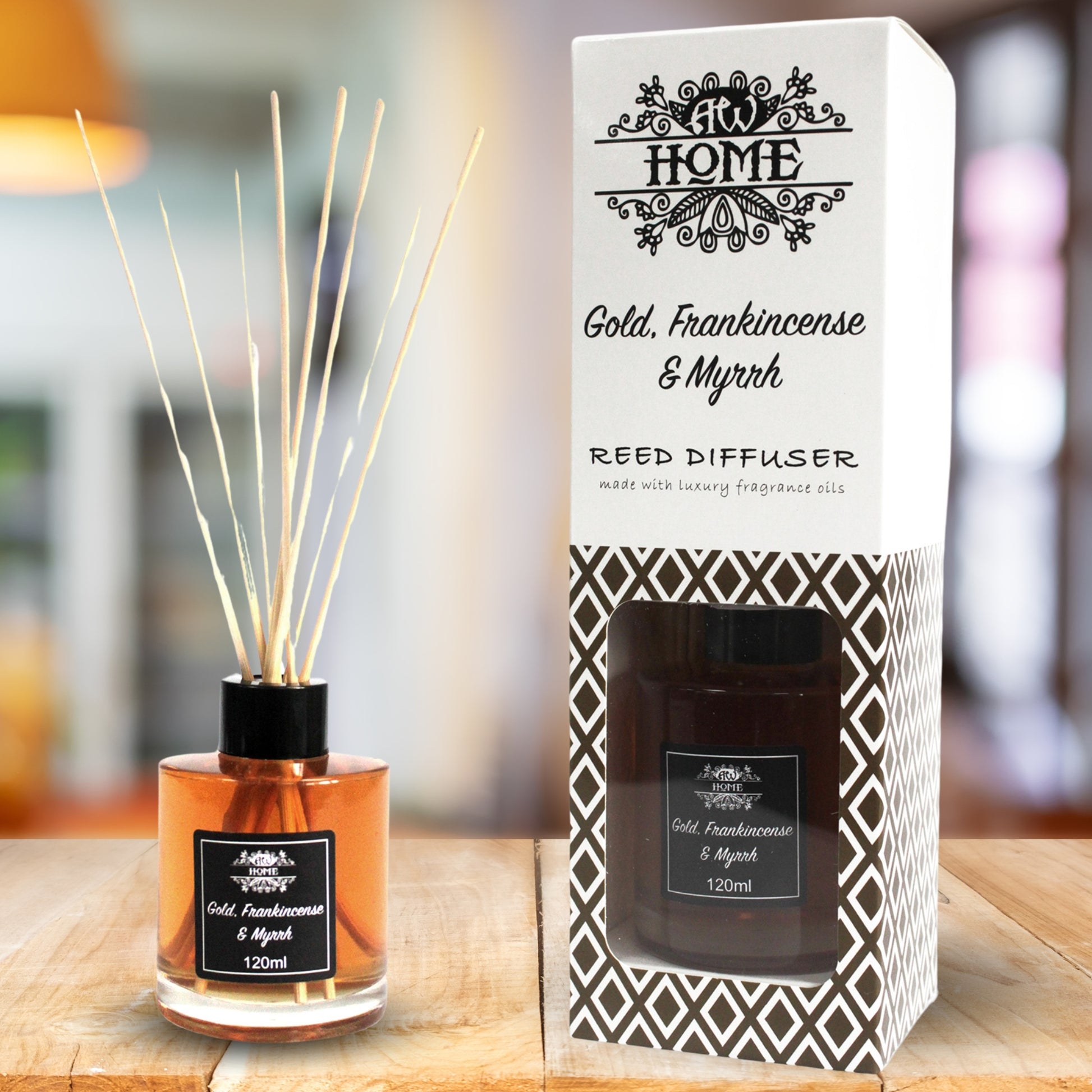 Difusor de varillas 120ml aroma Oro, Incienso y Mirra, frasco sobre mesa de madera con fondo desenfocado, ideal para un ambiente cálido y envolvente.