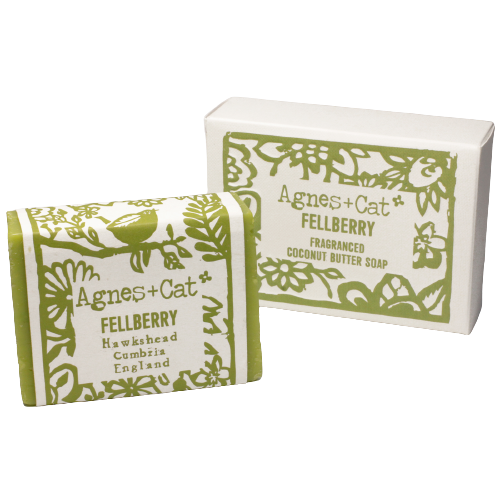 Jabón Artesanal Agnes+Cat Fellberry 140g, aroma frutal y fresco, con su caja y envoltorio sobre fondo blanco, ideal para un cuidado revitalizante de la piel.