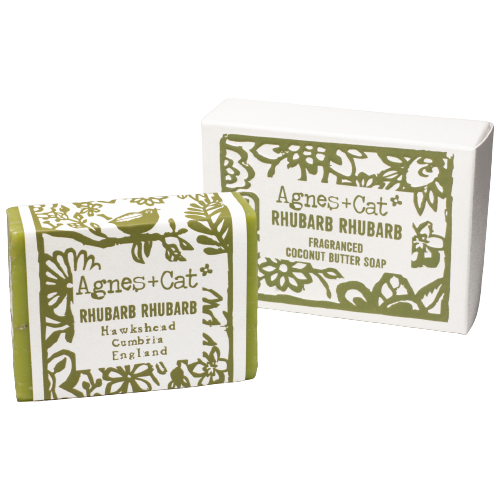 Jabón Artesanal Agnes+Cat Ruibarbo 140g con aroma fresco y dulce, presentado con su caja y envoltorio sobre fondo blanco. Este jabón combina ingredientes naturales y una fragancia única de ruibarbo, ideal para una limpieza suave y aromática.