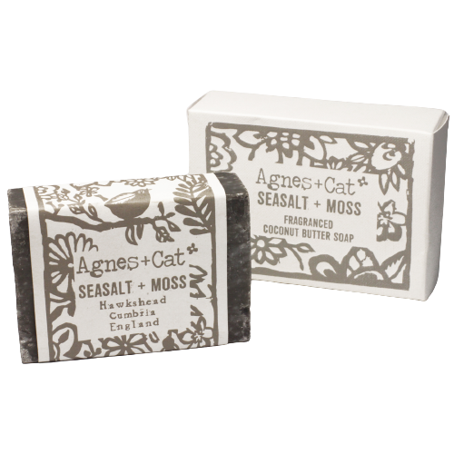 Jabón Artesanal Agnes+Cat Sal Marina y Musgo 140g, frescura y naturaleza, con su caja y envoltorio sobre fondo blanco, ideal para una limpieza suave y natural.