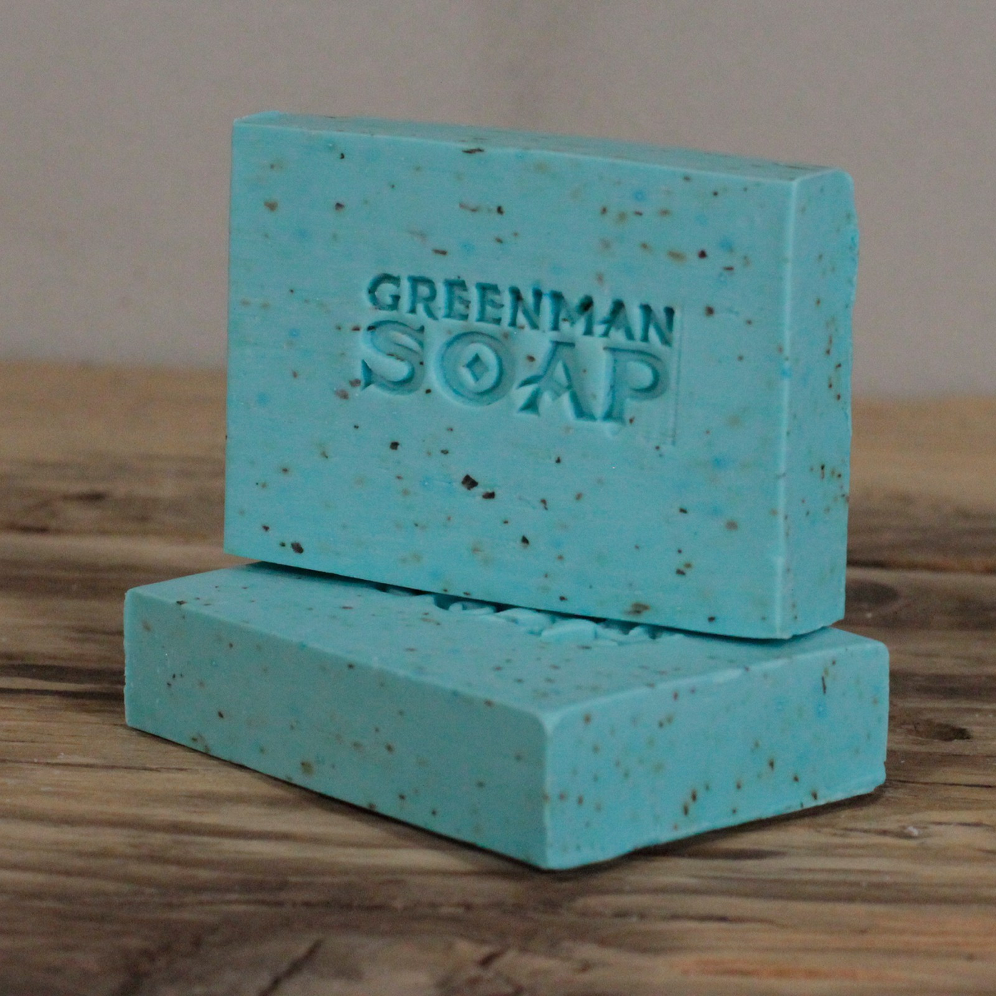 Jabón Greenman 100g - Mañana Fresca apilado en una mesa de madera, ideal para revitalizar la piel.