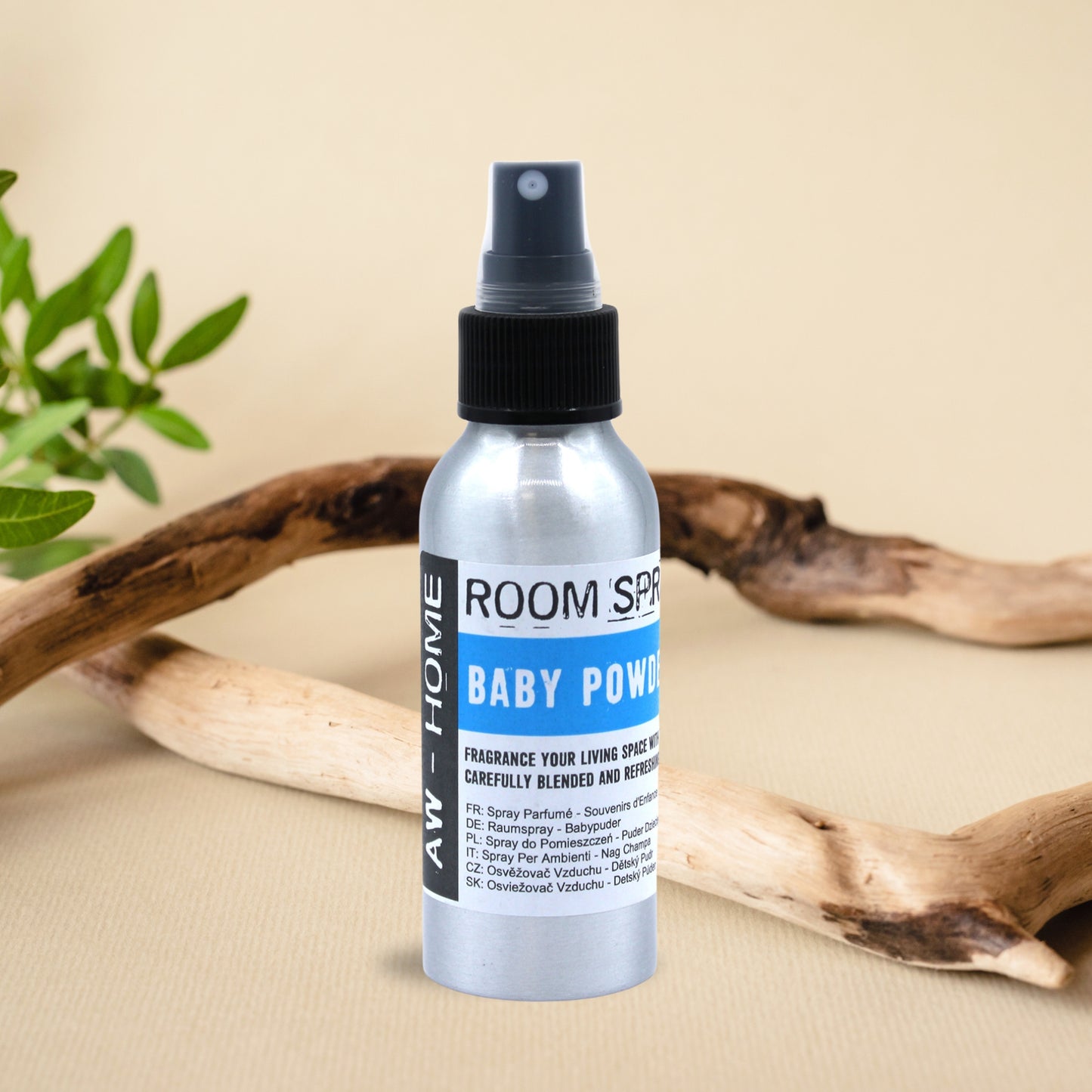 Spray ambiental Talco para Bebés de 100 ml en un frasco de aluminio sobre una mesa decorada con elementos suaves y naturales.