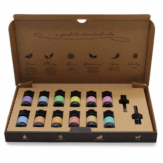Nuestro exclusivo set de regalo de 12 aceites esenciales 100% puros y naturales. Incluye una variedad de aromas florales, mentolados, amaderados, especiados y herbales. Perfecto para aromaterapia y cuidado personal. Viene presentado en una elegante caja junto con 2 prácticos cuentagotas.