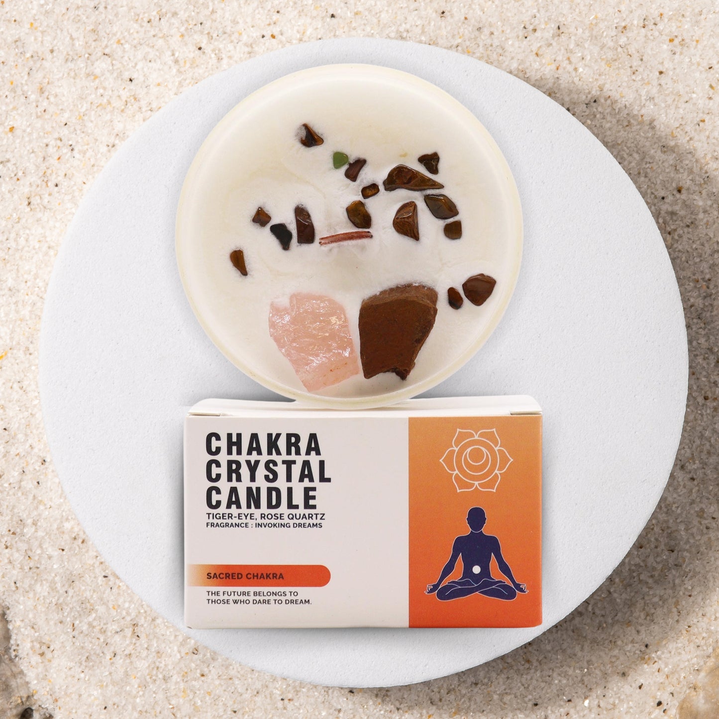 Vela del chakra sagrado sobre su caja, diseñada para equilibrar la creatividad y la energía emocional.