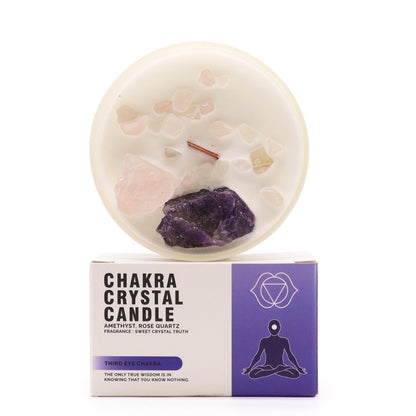 Vela del chakra del tercer ojo sobre su caja, perfecta para potenciar la intuición y la claridad mental.