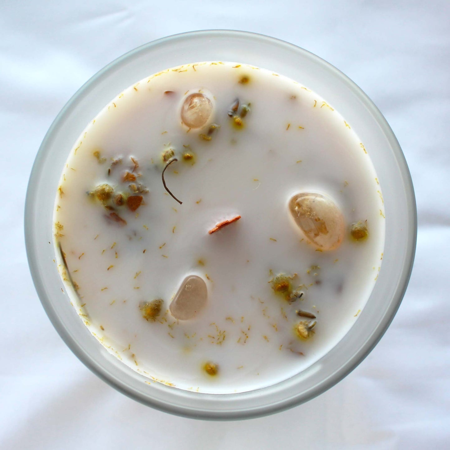 Vela de té verde con piedras de citrino abierta vista desde arriba.